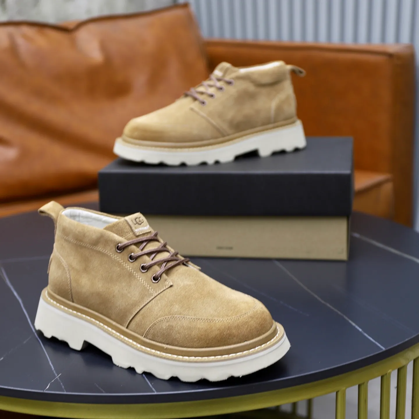 Ex-factory price: 640💰Thick wool imported from Australia Brand: UGG genuine purchasing agent Size: 39-45 Grade: Official website 1:1 Material: First layer of genuine leather waterproof and antifreeze upper Real wool lining Original non-slip soft wear-resistant outsole Style category: Men's casual shoes Trendy style Comfortable on the feet Color: Official website color synchronization